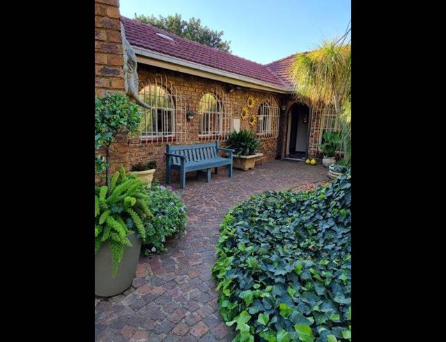 4 BEDROOM HOUSE FOR SALE IN PETERSFIELD